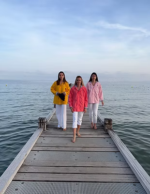 D’un Monde à l’Autre, votre magasin de vêtements à Balaruc-les-Bains privilégié pour sublimer votre garde-robe. Livraison gratuite !